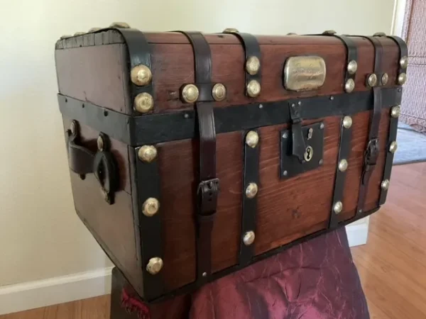R.Eyre Pennsylvania Quaker Trunk