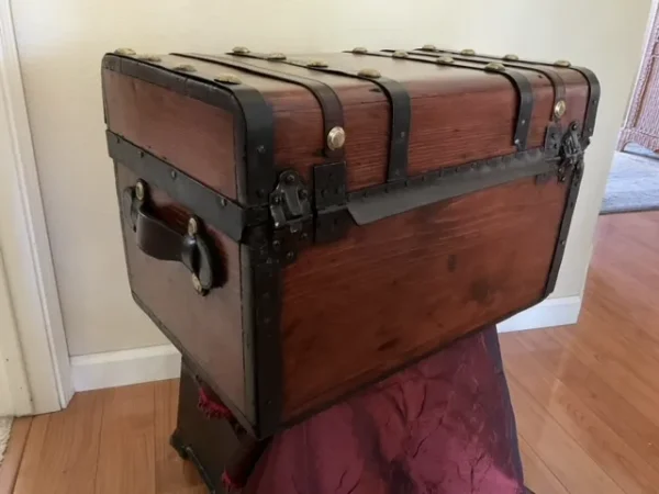 R.Eyre Pennsylvania Quaker Trunk